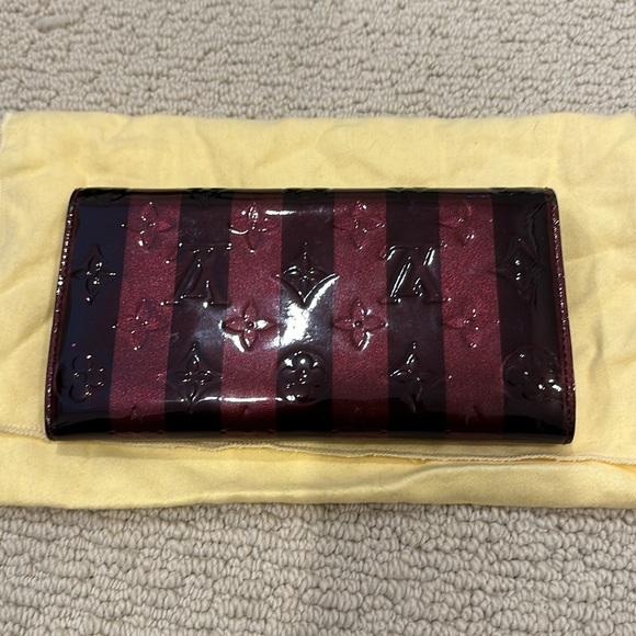 Louis Vuitton Amarante Rayures Monogram Vernis Sarah Wallet - Picture 5 of 6